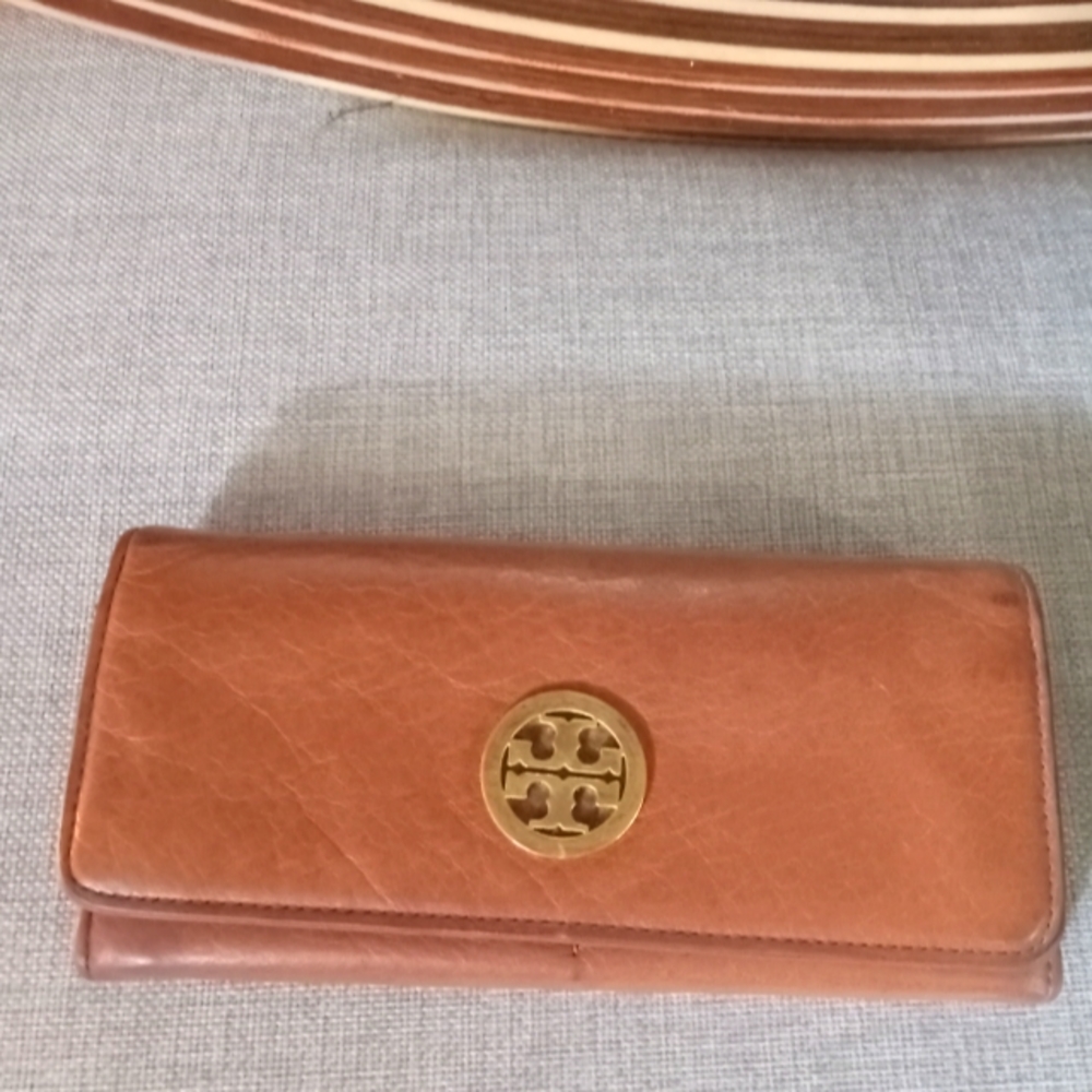 TORY BURCH LEATHER WALLET.
